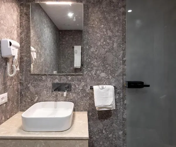 & Pool - 365 تيرانا